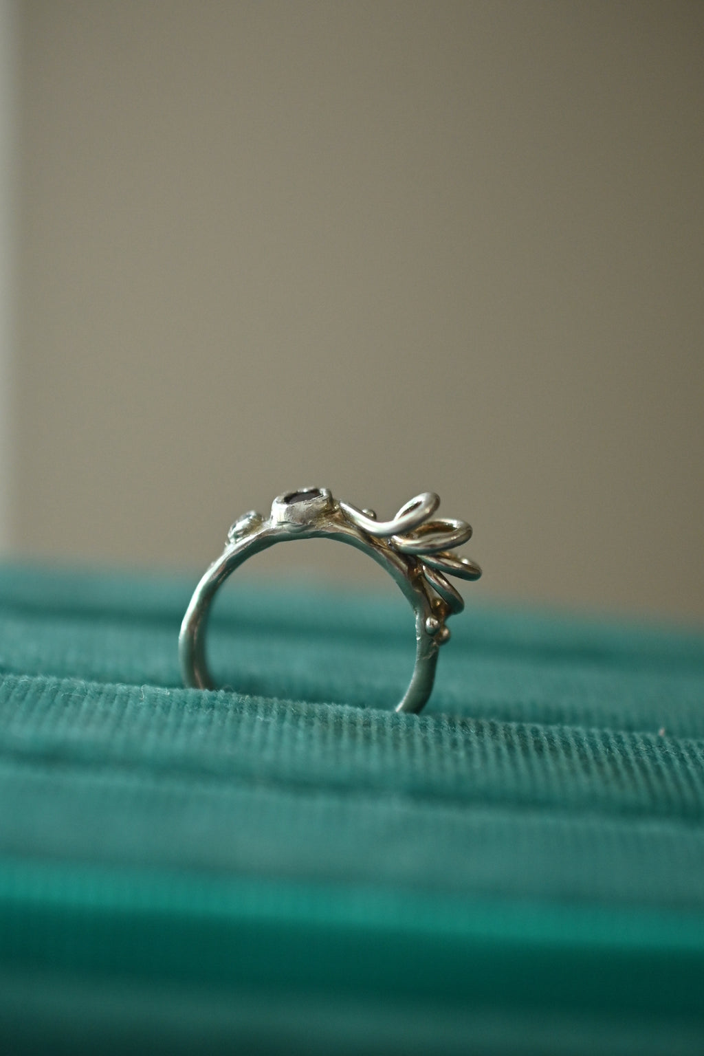 Curly toe ring