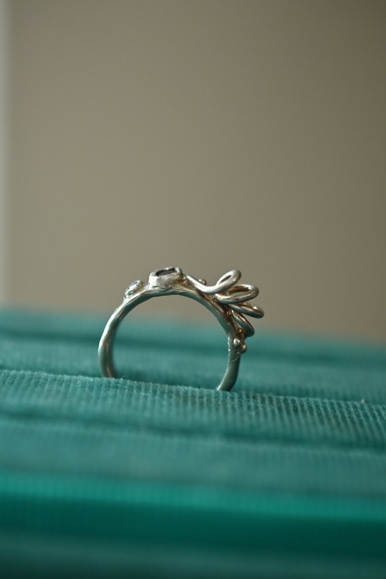 Curly toe ring