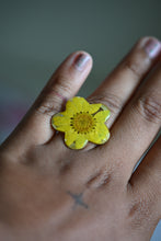Load image into Gallery viewer, Flower Pop Ring
